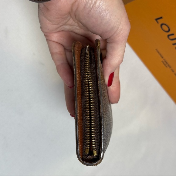 Authentic Louis Vuitton Zippy Wallet – Monogram Canvas - Picture 4 of 7